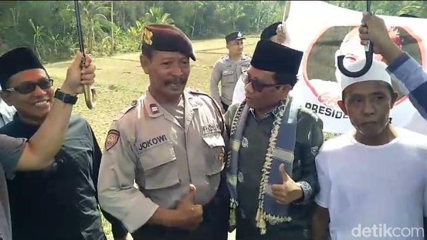 Mahfud Md foto bersama polisi bernama Jokowi di Pamekasan.