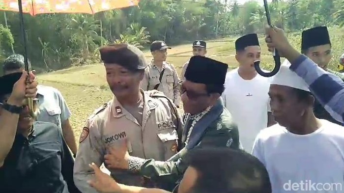 Mahfud Md foto bersama polisi bernama Jokowi di Pamekasan.