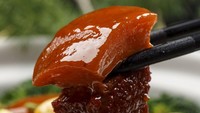 Sebuah hidangan asal China dengan bahan dasar perut babi ini tercatat dalam daftar TasteAtlas. Daging babi yang dimasak dengan bumbu merah khusus memiliki tekstur juicy dengan rasa yang khas. Foto: TasteAtlas