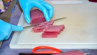 Bluefin tuna merupakan ikan populer khas Jepang yang mampu hidup hingga 40 tahun. Memiliki daging yang lembut dan tidak amis membuatnya masuk dalam daftar makanan terenak. Foto: TasteAtlas