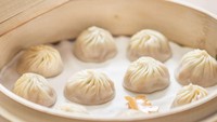 Sup bun yang merupakan bagian dari dimsum dengan isian kuah kaldu yang gurih kini kembali populer dengan namanya xiao long bao. Hidangan ini layak masuk daftar makanan terenak di Asia! Foto: TasteAtlas