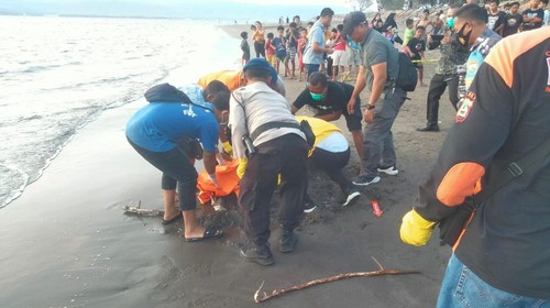 Petugas saat melakukan evakuasi jenazah tanpa identitas yang terdampar di pesisir pantai Lingkungan Arum Barat, Kelurahan Gilimanuk, Kecamatan Melaya, Kabupaten Jembrana, Sabtu (18/11/202