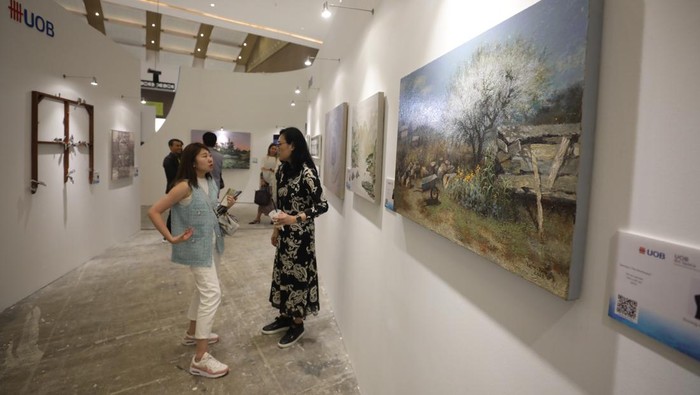 Melihat Keindahan Puluhan Karya di Art Jakarta 2023 Art Jakarta resmi dibuka tahun ini di JIExpo Kemayoran, Jakarta Pusat pada Jumat (17/11/2023) sore. Dalam pameran seni rupa ini UOB Indonesia menampilkan 26 karya.