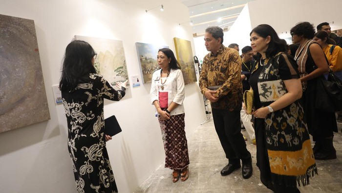 Art Jakarta resmi dibuka tahun ini di JIExpo Kemayoran, Jakarta Pusat pada Jumat (17/11/2023) sore. Dalam pameran seni rupa ini UOB Indonesia menampilkan 26 karya.