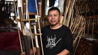 Potret Reza Handiman (51) yang merupakan penerus dan pengrajin Angklung Padaeng.  