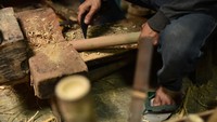 Proses pembuatan rangka angklung dimulai dari tabung dasar.