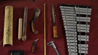 Alat-alat yang digunakan untuk membuat angklung, diantaranya: Bambu gombong, bambu tali, bambu wulung, golok, penggaris bamboo, kikir, blogenspil, jangka sorong, pisau raut, tuner.  