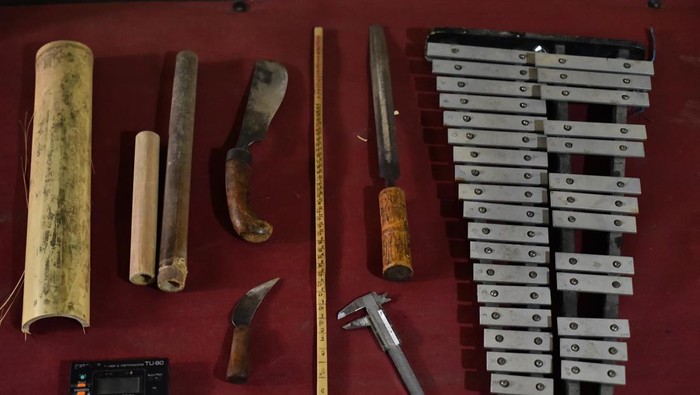 Melihat pembuatan Angklung di Bale Angklung.