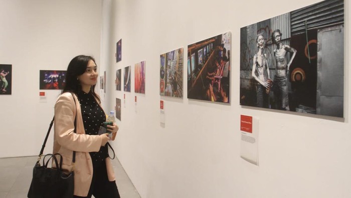 Mengunjungi Pameran Rekam Jakarta : Masa ke Massa Pengunjung melihat pameran Rekam Jakarta : Masa ke Massa di Taman Ismail Marzuki, Jakarta, Jumat (17/11/2023).