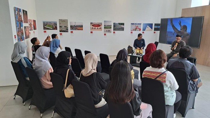 Mengunjungi Pameran Rekam Jakarta : Masa ke Massa Pengunjung melihat pameran Rekam Jakarta : Masa ke Massa di Taman Ismail Marzuki, Jakarta, Jumat (17/11/2023).