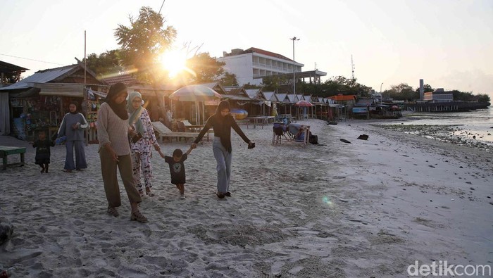 Sejumlah warga menikmati suasana Pantai Bira, Bulukumba, Sulawesi Selatan, Kamis (2/11/2023).