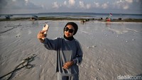 Terletak di ujung selatan Pulau Sulawesi, tepatnya berada di Kecamatan Bonto Bahari, Kabupaten Bulukumba, Sulawesi Selatan, Pantai Tanjung Bira merupakan pantai pasir putih lembut yang terkenal akan keindahannya.