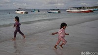 Dengan biaya tiket masuk sekitar Rp 10.000, kawasan wisata Pantai Tanjung Bira sudah dilengkapi dengan berbagai fasilitas, seperti tempat persewaan perlengkapan menyelam, rumah makan, kamar mandi yang nyaman, persewaan motor, dan pelabuhan kapal ferry yang digunakan untuk mengantar para wisatawan yang ingin menyelam di Pulau Selayar. 