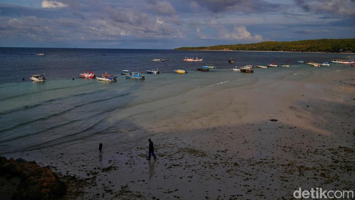 Menikmati Rayuan Pantai Bira Bulukumba Sejumlah warga menikmati suasana Pantai Bira, Bulukumba, Sulawesi Selatan, Kamis (2/11/2023).
