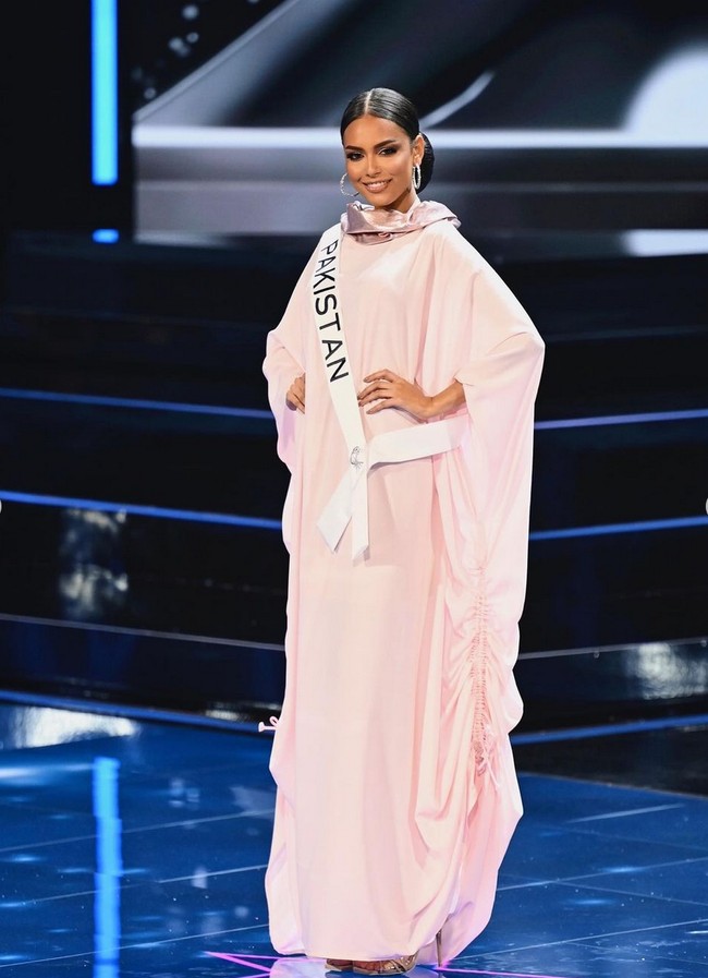 Miss Universe Pakistan Erica Robin tampil dengan kaftan warna pink pastel saat sesi swimsuit di babak preliminary Miss Universe 2023 pada Rabu (15/11/2023) di El Salvador. Foto: Instagram/@ericarobin_official