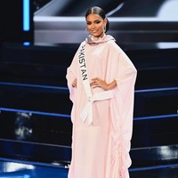 Miss Universe Pakistan Erica Robin tampil dengan kaftan warna pink pastel saat sesi swimsuit di babak preliminary Miss Universe 2023 pada Rabu (15/11/2023) di El Salvador. Foto: Instagram/@ericarobin_official