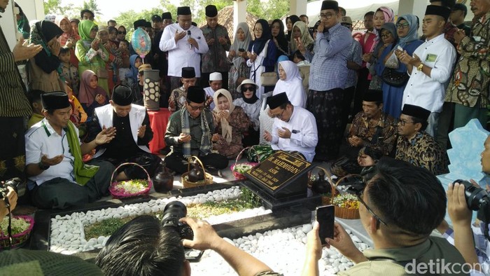 MMahfud Md ziarah ke makam ayahnya di Pamekasan
