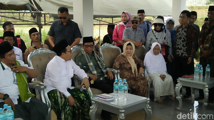 MMahfud Md ziarah ke makam ayahnya di Pamekasan