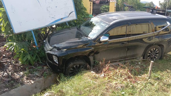 Mobil pajero di Kolaka Utara menabrak pemotor.