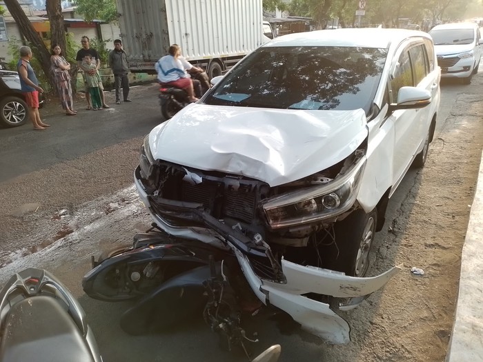 Mobil remaja yang tabrak pemotor hingga tewas di Jalan Raya Pumpungan Surabaya.