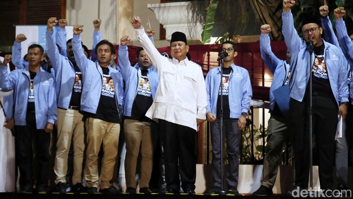 Calon presiden dari Koalisi Indonesia Maju (KIM) Prabowo Subianto menyambut relawan Matahari Pagi di Jakarta, Sabtu (17/11/2023).