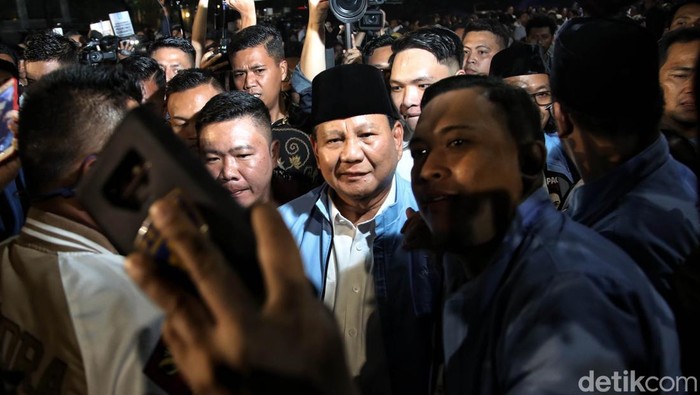 Calon presiden dari Koalisi Indonesia Maju (KIM) Prabowo Subianto menyambut relawan Matahari Pagi di Jakarta, Sabtu (17/11/2023).
