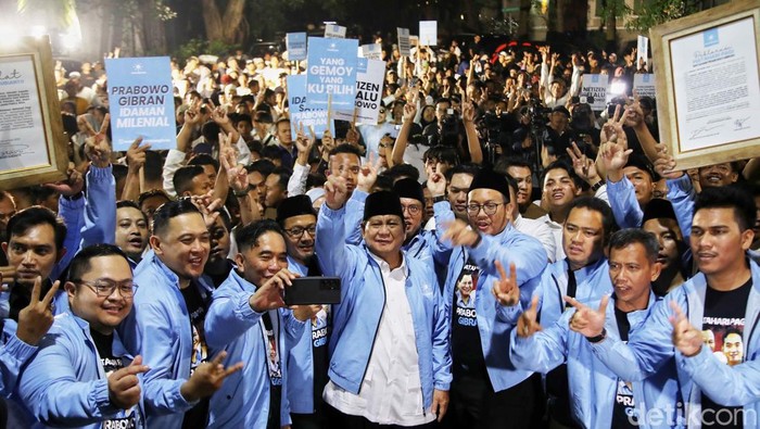 Momen Capres Prabowo Sambut Relawan Matahari Pagi Calon presiden dari Koalisi Indonesia Maju (KIM) Prabowo Subianto menyambut relawan Matahari Pagi di Jakarta, Sabtu (17/11/2023).
