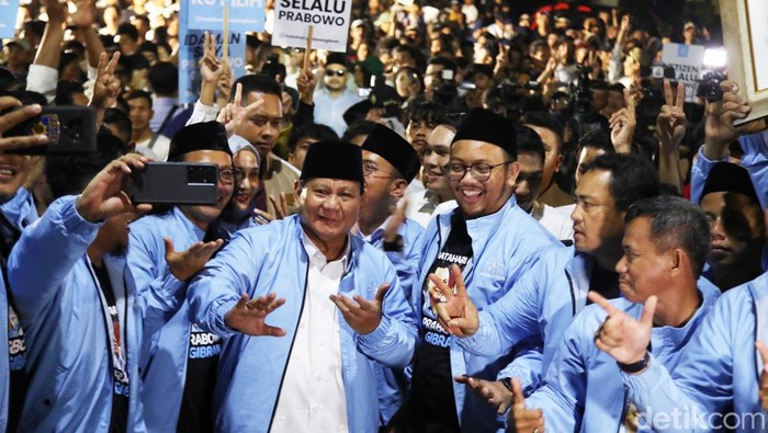 Momen Capres Prabowo Sambut Relawan Matahari Pagi Calon presiden dari Koalisi Indonesia Maju (KIM) Prabowo Subianto menyambut relawan Matahari Pagi di Jakarta, Sabtu (17/11/2023).