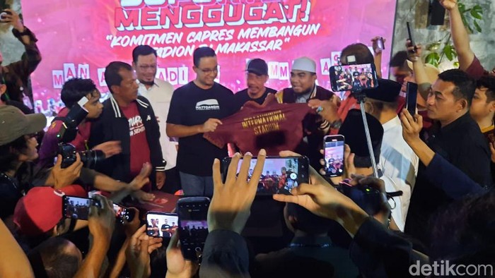 Panglima Laskar Ayam Jantan (LAJ) Uki Nugraha bersama Anies Baswedan dalam penandatanganan kontrak politik pembangunan Stadion Mattoanging, Makassar, Sulsel.