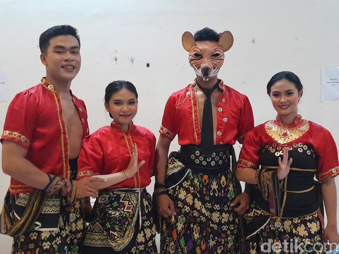 Para penampil Tari Topeng Begang di International Mask Festival (IMF) Solo, Jumat (18/11/2023) malam.