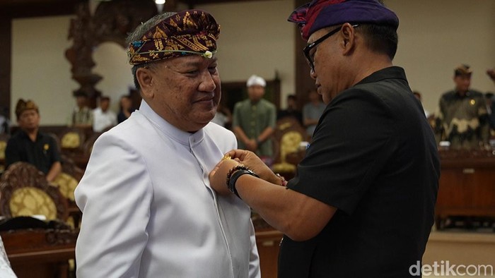 Pelantikan Gde Wirajaya Wisna sebagai anggota PAW DPRD Provinsi Bali.