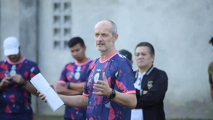 Pelatih PSS Sleman Risto Vidakovic di Lapangan Maguwoharjo, Sleman, Jumat (17/11/2023)