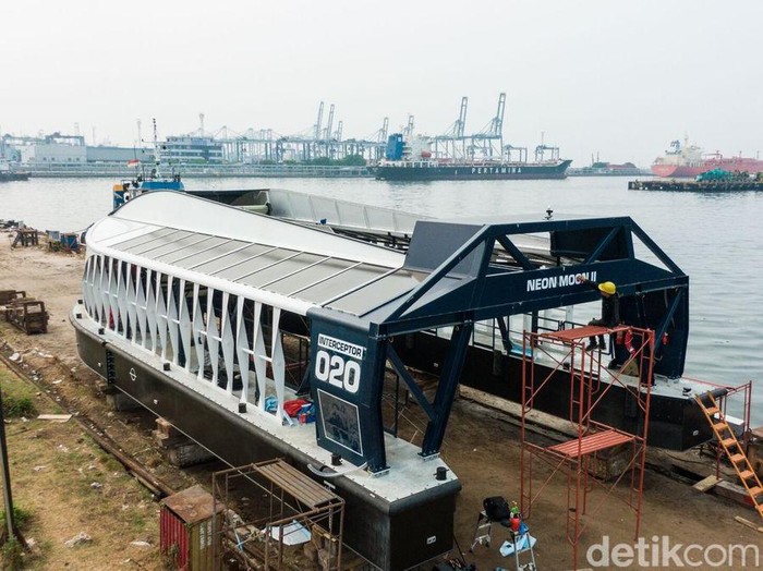 Penampakan Kapal Neon Moon II sumbangan Coldplay.