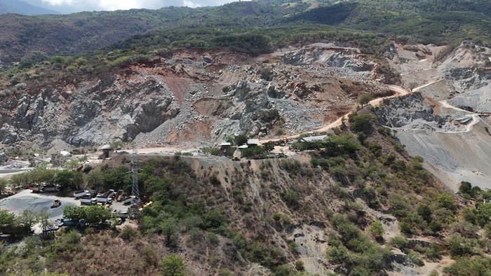 Foto udara sejumlah kapal tongkang mengangkut material batu pecah dan pasir di Kawasan Tambang Galian C di Palu, Sulawesi Tengah, Jumat (10/11/2023). Hasil tambang tersebut dipasarkan ke sejumlah wilayah di Indonesia diantaranya Kalimantan dan Papua. ANTARA FOTO/Mohamad Hamzah/aww.