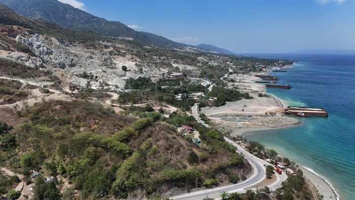 Penampakan Tambang Galian C di Teluk Palu Foto udara sejumlah kapal tongkang mengangkut material batu pecah dan pasir di Kawasan Tambang Galian C di Palu, Sulawesi Tengah, Jumat (10/11/2023). Hasil tambang tersebut dipasarkan ke sejumlah wilayah di Indonesia diantaranya Kalimantan dan Papua. ANTARA FOTO/Mohamad Hamzah/aww.