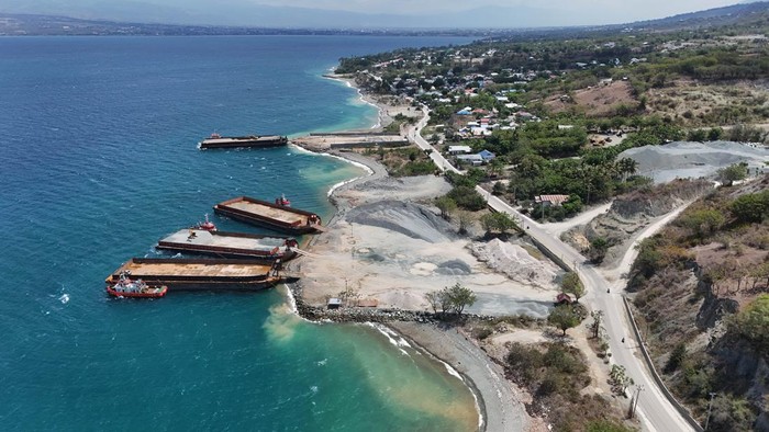 Penampakan Tambang Galian C di Teluk Palu Foto udara sejumlah kapal tongkang mengangkut material batu pecah dan pasir di Kawasan Tambang Galian C di Palu, Sulawesi Tengah, Jumat (10/11/2023). Hasil tambang tersebut dipasarkan ke sejumlah wilayah di Indonesia diantaranya Kalimantan dan Papua. ANTARA FOTO/Mohamad Hamzah/aww.