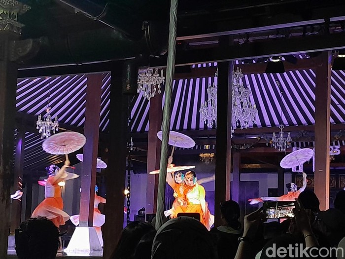 Penampilan dari Chinese Youth Goodwill Association, Taiwan, di International Mask Festival (IMF) 2023 di Dalem Joyokusuman, Solo, Jumat (17/11/2023) malam.