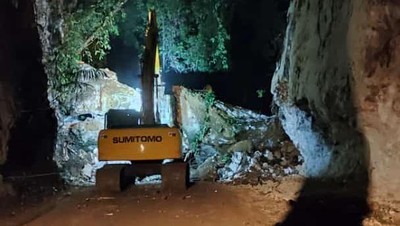 Potret Jalan Poros Makassar-Bone di Camba Tertutup Longsoran Batu