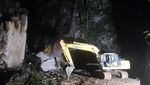 Potret Jalan Poros Makassar-Bone di Camba Tertutup Longsoran Batu