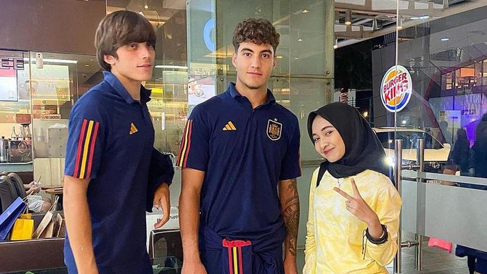Pengunjung mal, Nerisia Bunga Samodra saat berfoto dengan pemain Timnas Spanyol U-17, Sabtu (18/11/2023).