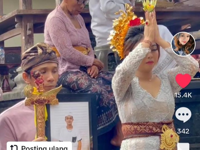 Cuplikan video prosesi pernikahan adat di Bali yang tidak dihadiri mempelai pria dan diganti keris dan foto. Video itu muncul di media sosial, Jumat (17/11/2023).
