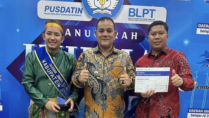 Pj Bupati Sinjai TR Fahsul Falah (tengah) dan Kadisdik Sinjai Irwan Suaib menerima penghargaan Anugerah Kihajar 2023.