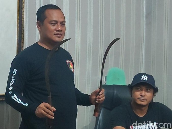 Polisi menunjukkan dua celurit yang diamankan dari siswa SMK yang diduga hendak tawuran di Sayung, Demak, Jumat (17/11/2023) malam.