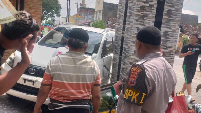 Polisi, relawan dan warga menolong kecelakaan di Karangdowo, Sabtu (18/11/2023).
