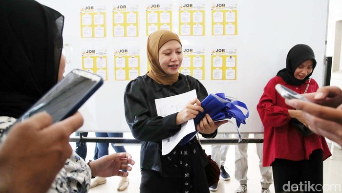 Potret Anak-anak SMK Cari Kerja Lewat Job Fair Sejumlah pencari kerja mengikuti job fair percik career Expo, SMK Cikini, Rawabadak Koja, Jakarta Utara, Sabtu (18/11/2023).