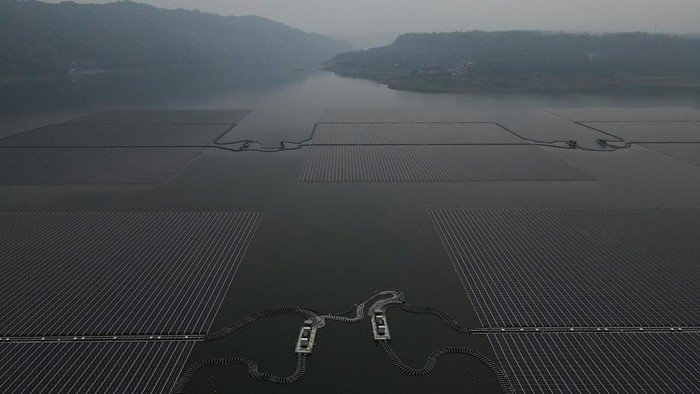 Potret PLTS Terapung Cirata, Ketiga Terbesar di Dunia A view shows solar panels of the 192 megawatt peak (MWp) floating solar power plant built on Cirata dam, that was developed by PLN Nusantara Power, a unit of Indonesia's state utility company Perusahaan Listrik Negara (PLN) and United Arab Emirates renewable energy company Masdar, a unit of Mubadala Investment Company, in Purwakarta, West Java province, Indonesia, November 9, 2023. REUTERS/Willy Kurniawan