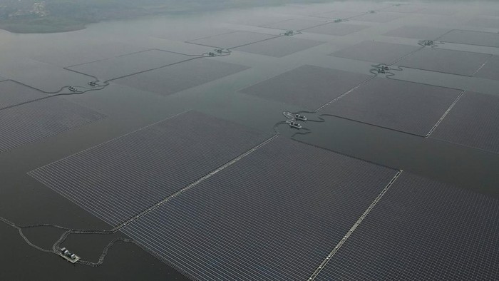 A view shows solar panels of the 192 megawatt peak (MWp) floating solar power plant built on Cirata dam, that was developed by PLN Nusantara Power, a unit of Indonesias state utility company Perusahaan Listrik Negara (PLN) and United Arab Emirates renewable energy company Masdar, a unit of Mubadala Investment Company, in Purwakarta, West Java province, Indonesia, November 9, 2023. REUTERS/Willy Kurniawan