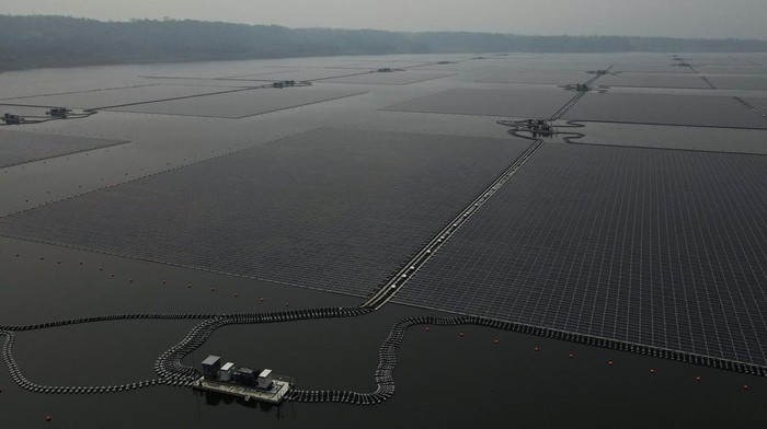 Potret PLTS Terapung Cirata, Ketiga Terbesar di Dunia A view shows solar panels of the 192 megawatt peak (MWp) floating solar power plant built on Cirata dam, that was developed by PLN Nusantara Power, a unit of Indonesia's state utility company Perusahaan Listrik Negara (PLN) and United Arab Emirates renewable energy company Masdar, a unit of Mubadala Investment Company, in Purwakarta, West Java province, Indonesia, November 9, 2023. REUTERS/Willy Kurniawan
