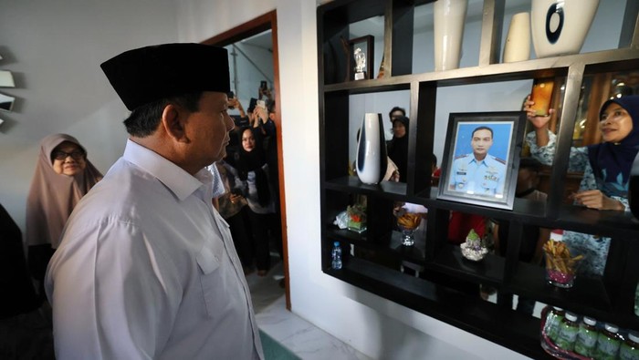 Prabowo berkunjung ke rumah salah satu korban pesawat Super Tucano di Malang