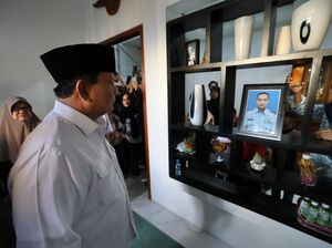 Prabowo Kunjungi Rumah Korban Pesawat Super Tucano di Malang